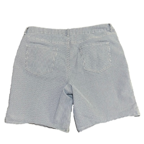 CROFT & Barrow Striped Shorts Women’s (Sz 18) - Picture 2 of 8